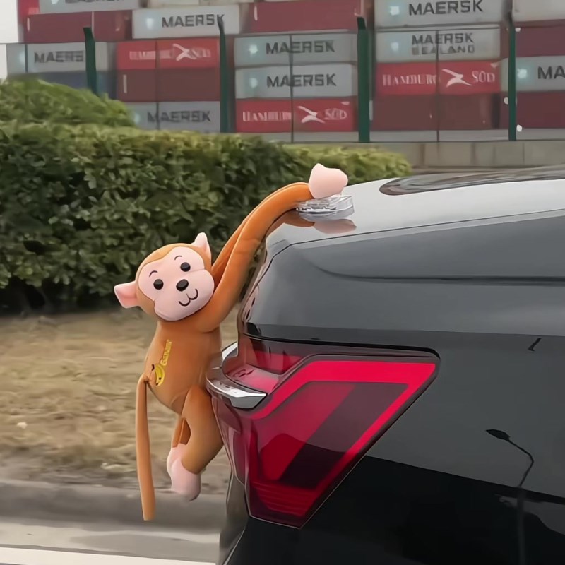 可爱猴子汽车摆件装饰车尾部玩偶车载创意吊猴长臂猴车外公仔挂件