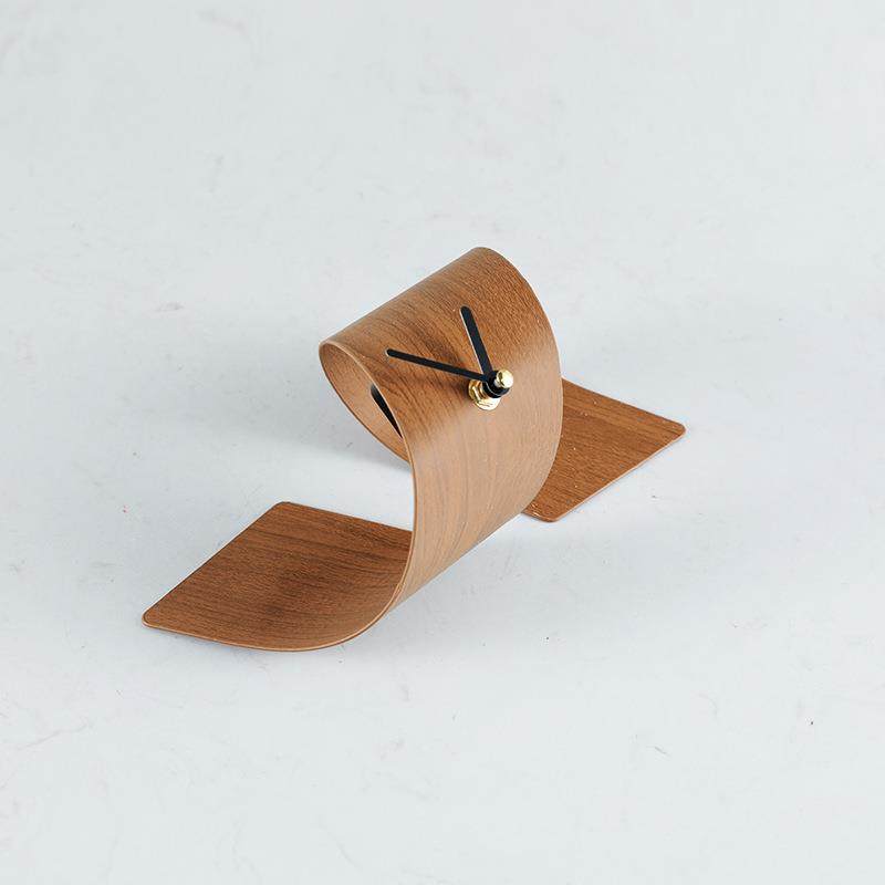 极简现代木纹皮革金属卷片座钟摆件扭曲钟样板间桌面抽象时钟装饰