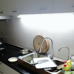 led直插插座插头高亮壁灯卧室租房长条自粘日光灯管宿舍寝室灯条