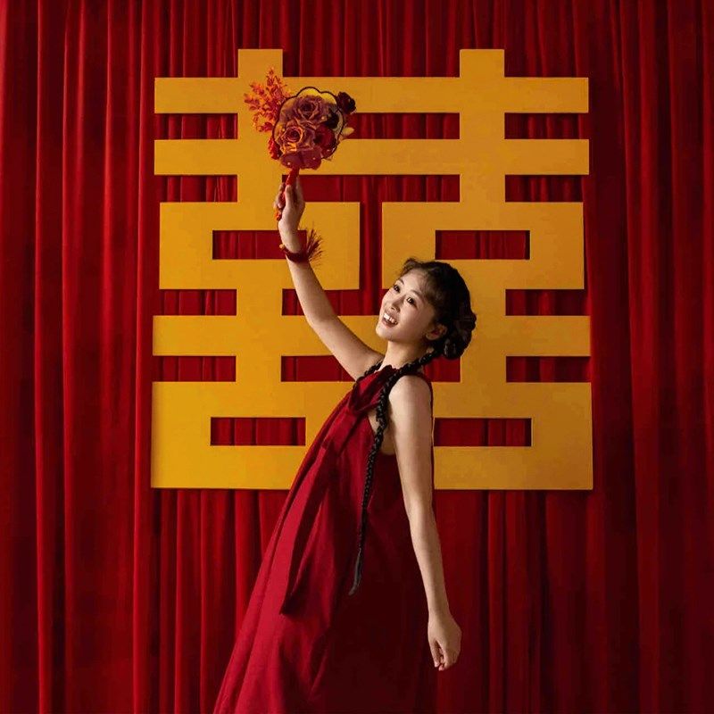婚礼现场布置复古酒红色帷幔结婚囍字拍照背景布婚庆红布金色喜字