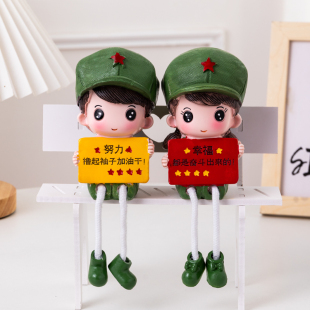 学生军人励志幸福语录房间客厅书房隔板装 饰卡通吊脚娃娃玩偶摆件