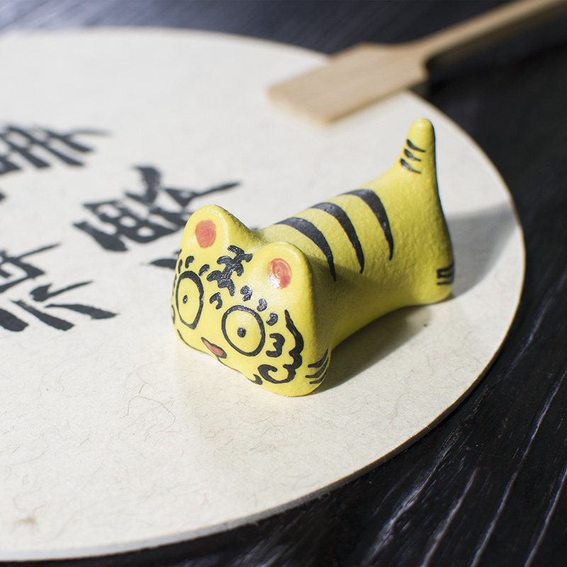 萌虎陶瓷笔搁手工笔架山文创镇纸镇尺文房四宝创意可爱动物笔托