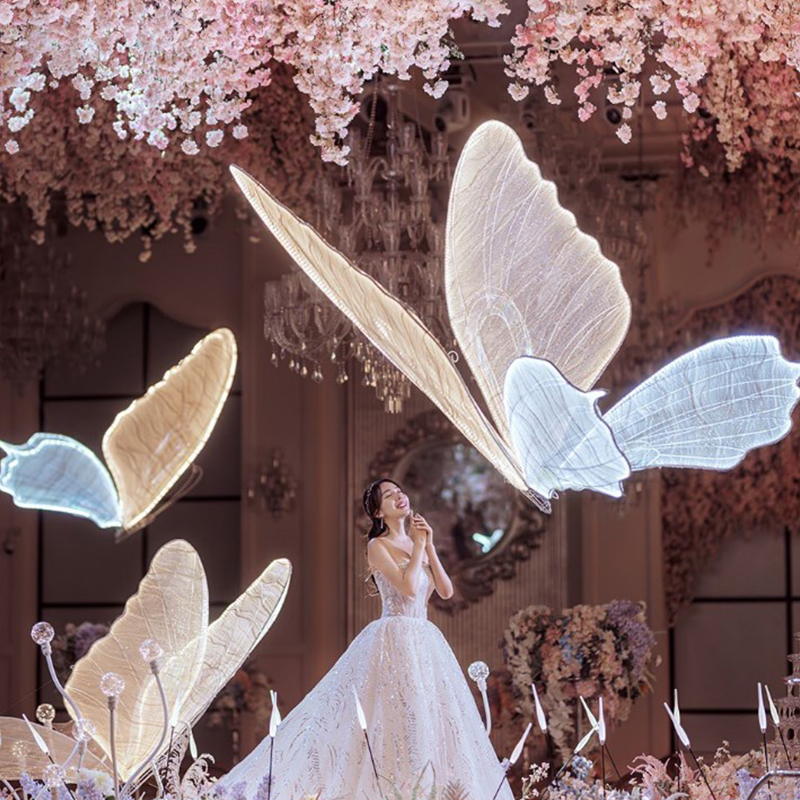 新款婚庆装饰发光蝴蝶路引翅膀挂件婚礼堂吊顶现场迎宾区布置道具