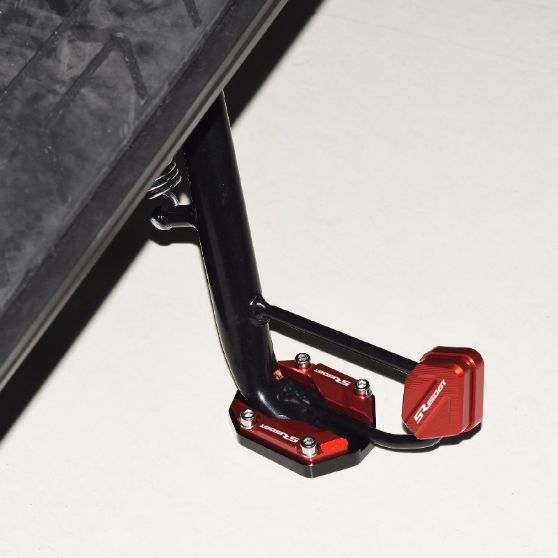 适用无极踏板SR1GT改装边撑加大底座 侧支架加宽稳固器脚架配件