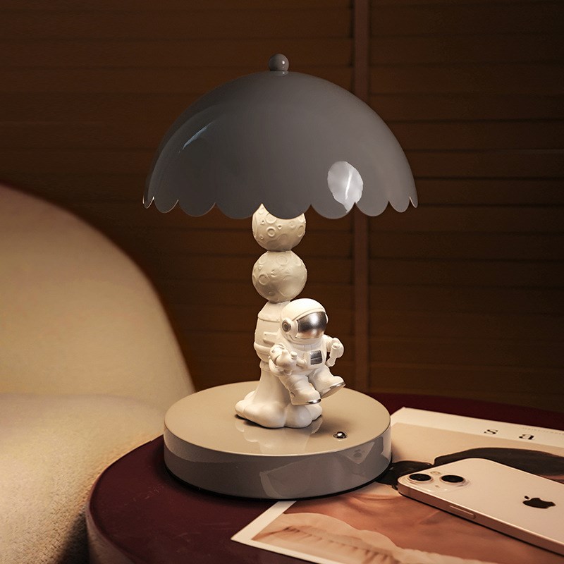 现代创意卡通宇航员台灯装饰乔迁新居送朋友闺蜜床头小夜灯摆件