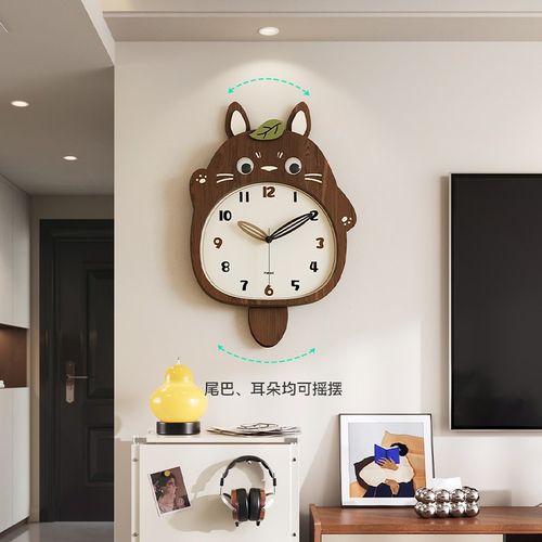 原木风客厅挂钟2024新款钟表创意龙猫现代简约家用艺术时钟挂墙表