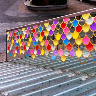 龙年玻璃栏杆美化贴膜创意七彩鳞片商场展厅电梯玻璃扶手春节静电