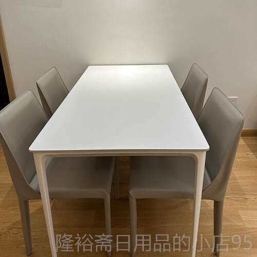高档新款小户型极简餐桌组合家用铝金合岩板桌奶餐油风网椅红吃饭