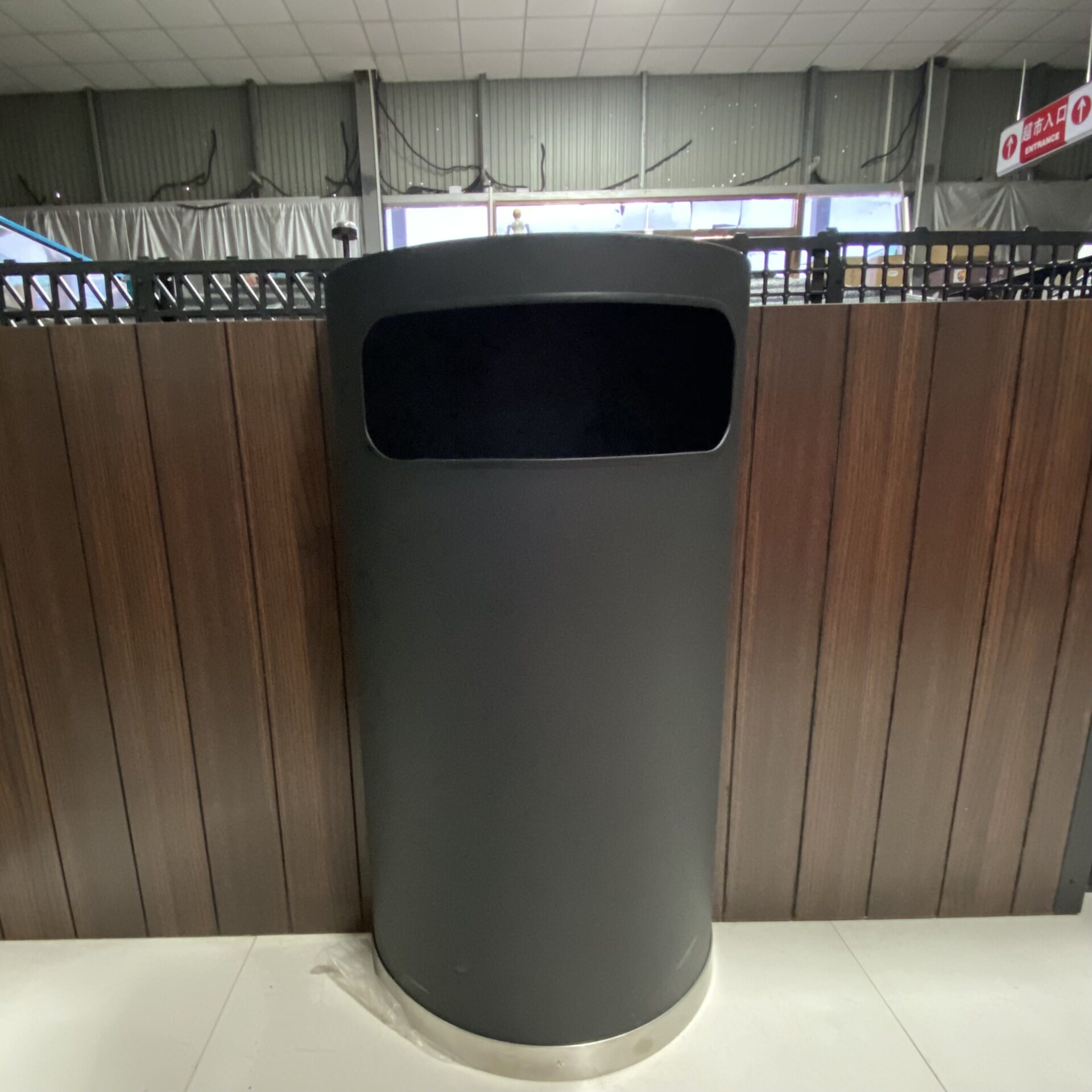 商用不锈钢靠墙半圆烟灰缸垃圾桶