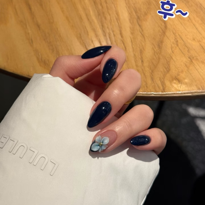 蓝色雕花简约穿戴甲纯手工中长海莉老钱白女美甲高级绝美杏仁指甲