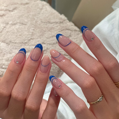 蓝色法式简约穿戴甲纯手工中长海莉老钱白女美甲高级绝美杏仁指甲