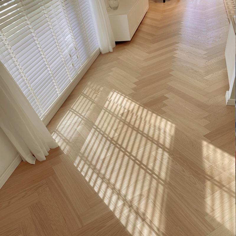 欧洲橡木原木色全桦基材高端地热可用实木多层复合人字拼地板