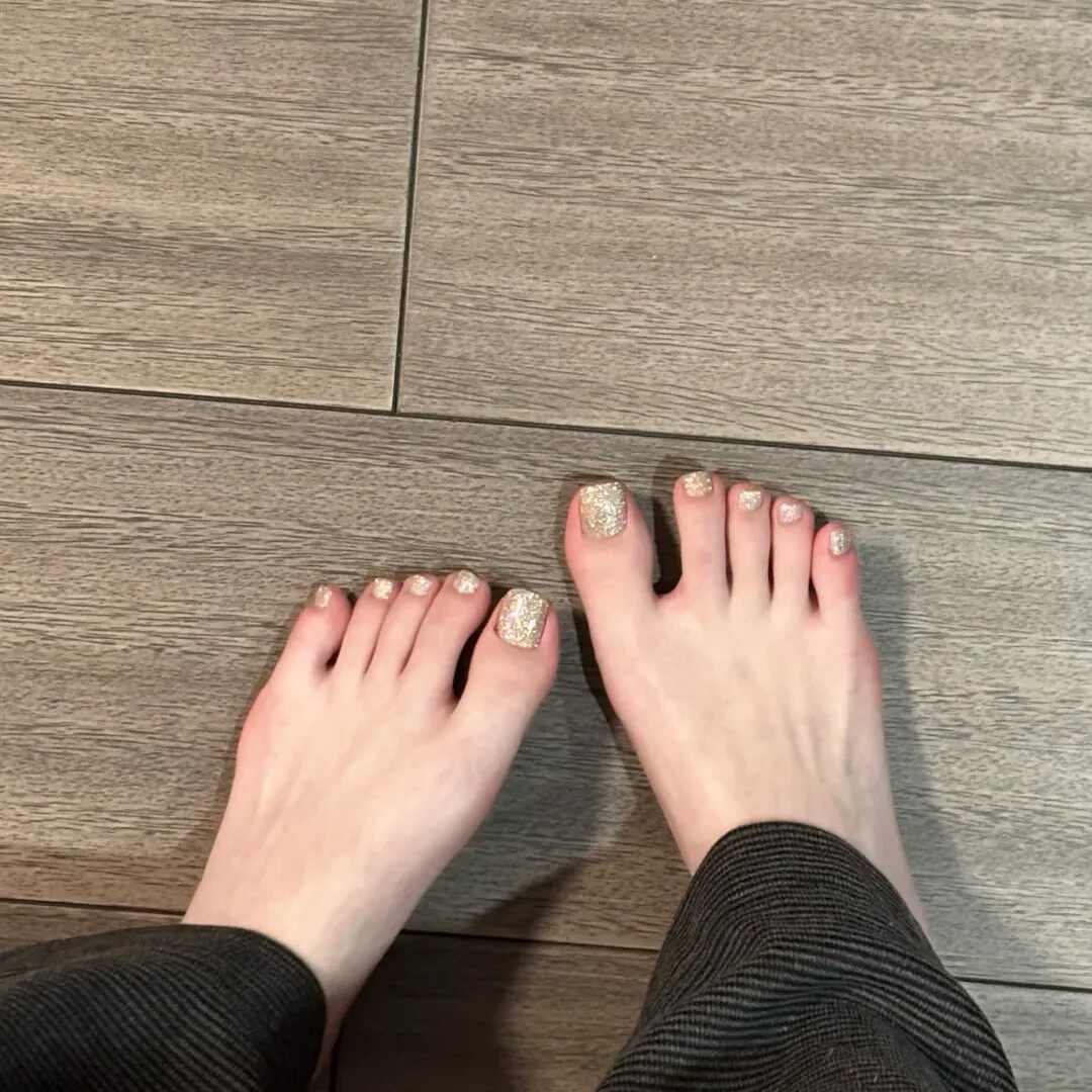 纯手工光疗细闪脚指甲穿戴甲夏日高级感显白爆闪脚趾甲美甲假指甲