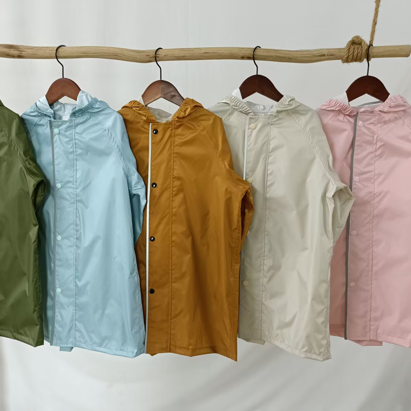 2023简约学生小孩纯色雨披防雨涤纶布带书包位松紧袖口雨衣男童女