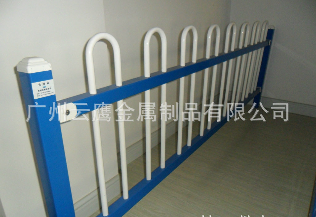 专业订做镀锌烤漆道路护栏