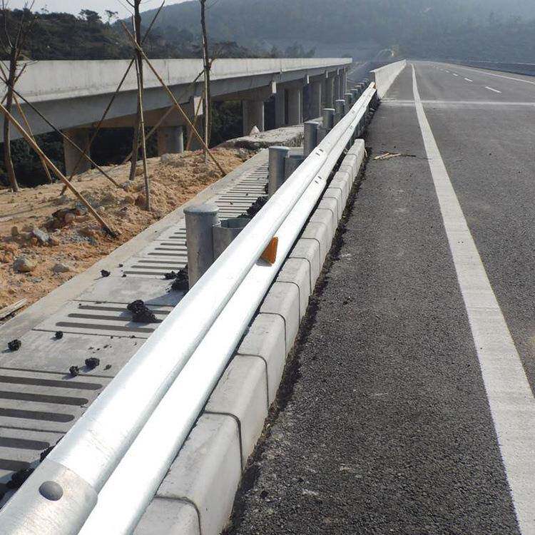 三波护公板高速路栏路三波设施106道护栏板阔达交通