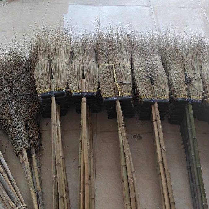 真葵大街扫印尼葵街扫马路扫大竹枝扫环卫大街扫扫把扫把环卫工人