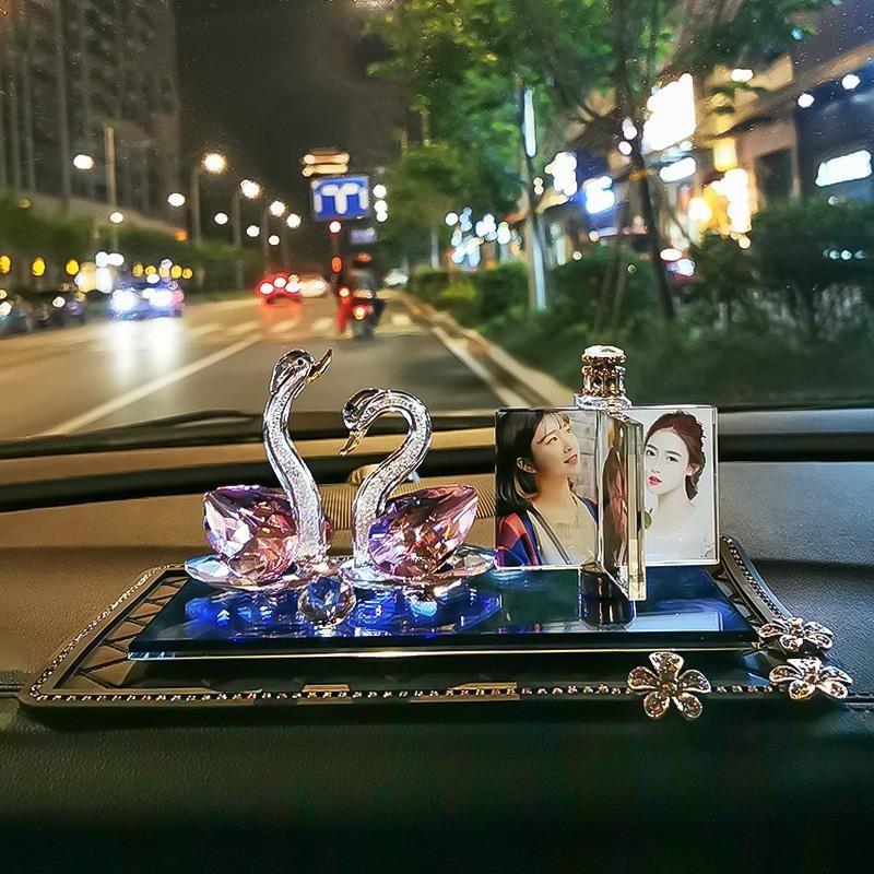 车载车内摆件照片定制水晶天鹅高档车载香水座香薰除异味