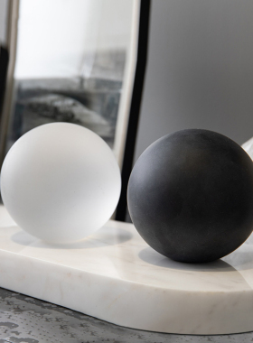 晶晶家居磨砂黑白球创意桌面摆件几何圆形玻璃装太极样板书房饰品