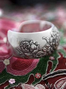 高档喜月手开工手纯银饰品创设计定原制浮雕复古99足纯银宽镯牡丹