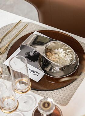 现代样板餐房间餐橙色系展具厅KWR餐桌摆台具套装餐装盘软轻奢西