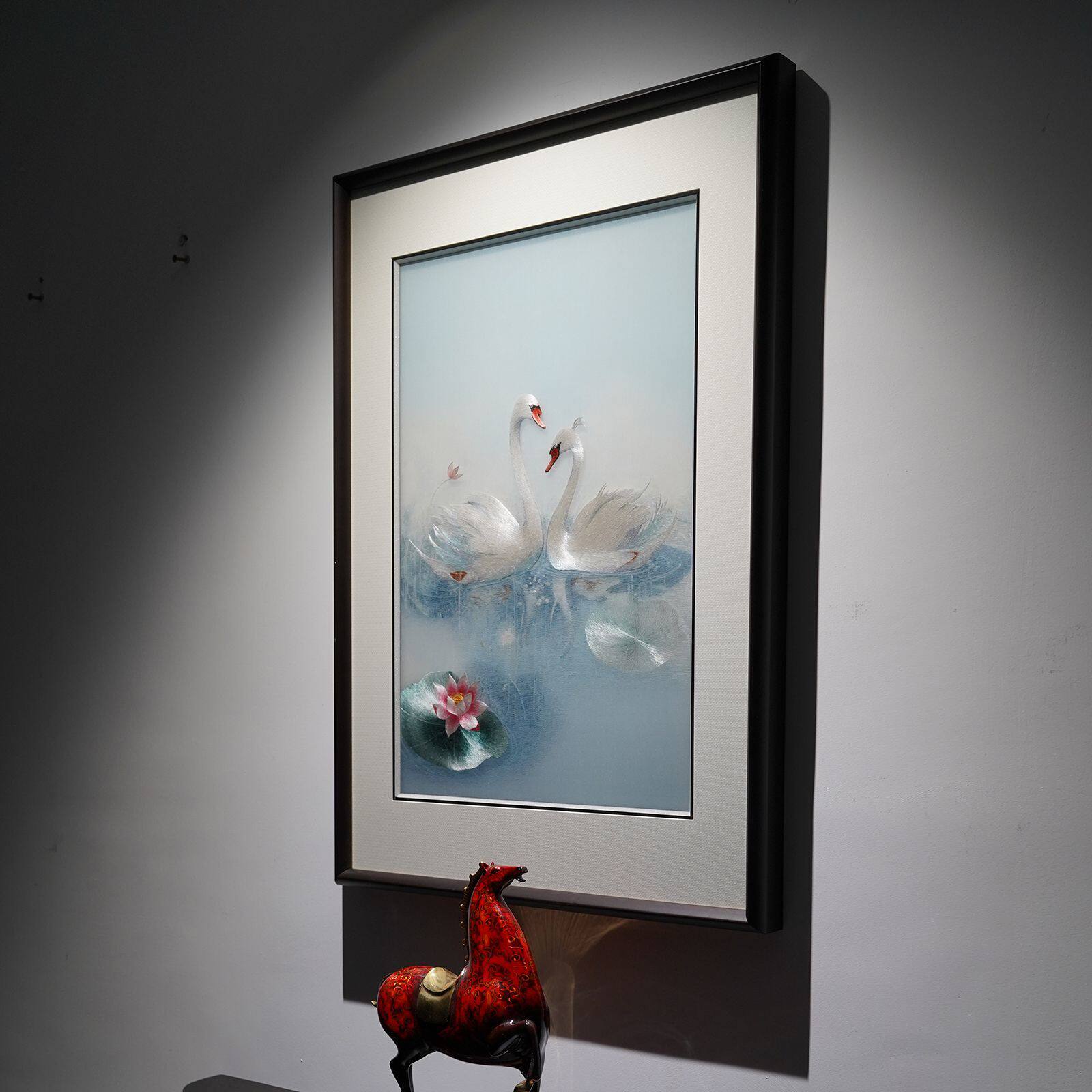 纯手工刺绣天鹅高端挂画书房卧室客厅沙发墙新中式苏绣高档装饰画