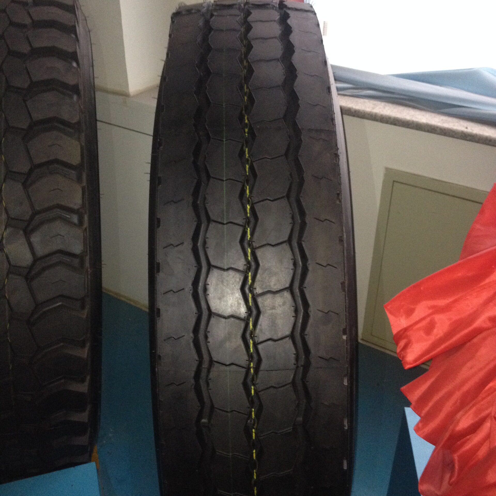 厂家批发1000R20轮胎载重卡车货车汽车钢丝轮胎泥头车轮胎现货