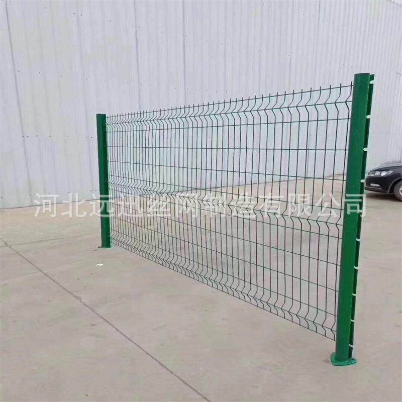 铁丝光伏围栏网果园绿化防护网养殖护栏网三角折弯围栏桃型柱围网