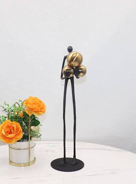 现代轻奢样板客厅软装抱球人物雕摆件酒店厅展金79109塑属艺间术