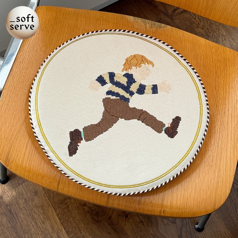 SoftServe柔软供应《奔跑男孩》刺绣布艺坐垫圆形记忆棉椅子垫