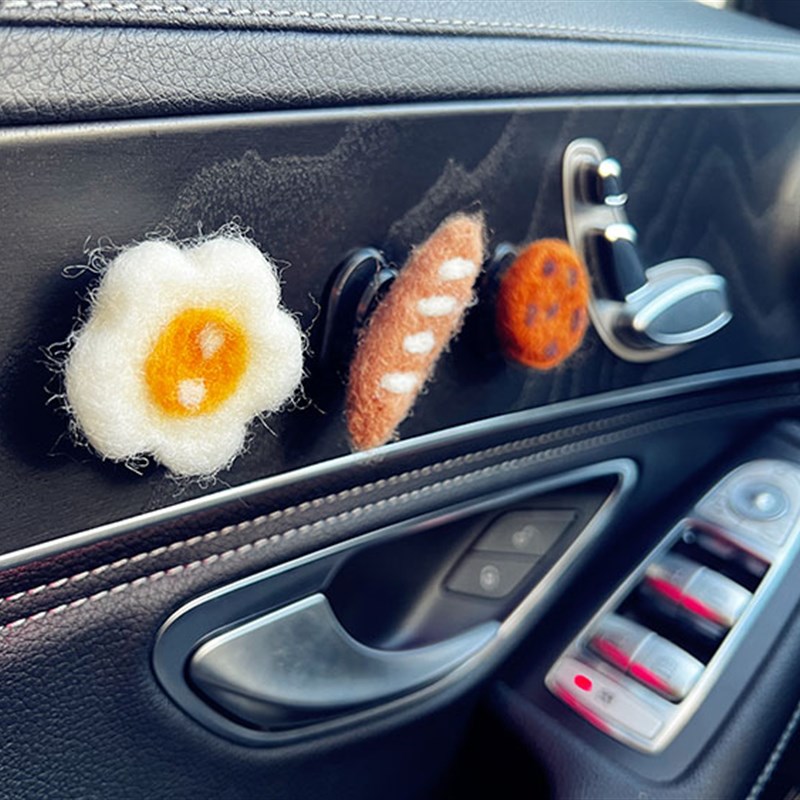 车用挂钩可爱法棍曲奇煎蛋羊毛毡无痕粘钩口罩数据线车载收纳装饰