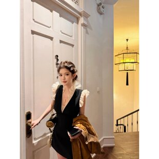 富家千金高级感V领无袖连衣裙女2026正流行设计感小众收腰短裙