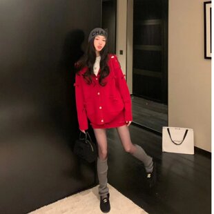 巨好看2026穿搭一整套显白红色高级感开衫 毛衣高腰显瘦包臀半身裙