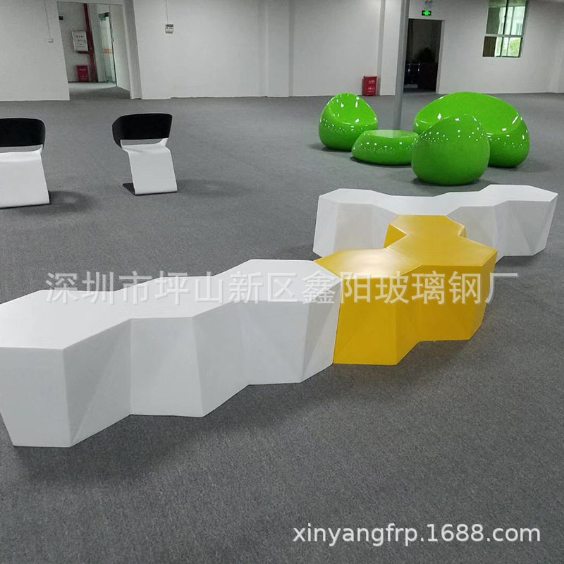 玻璃钢异形拼接美陈等候坐凳