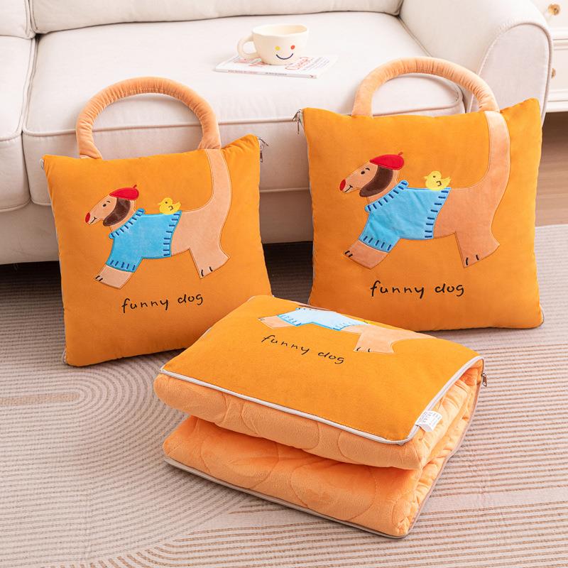 新款水绒提狗抱枕手被保绒暖盖毯晶多功能贴布绣午睡毯子2025615J