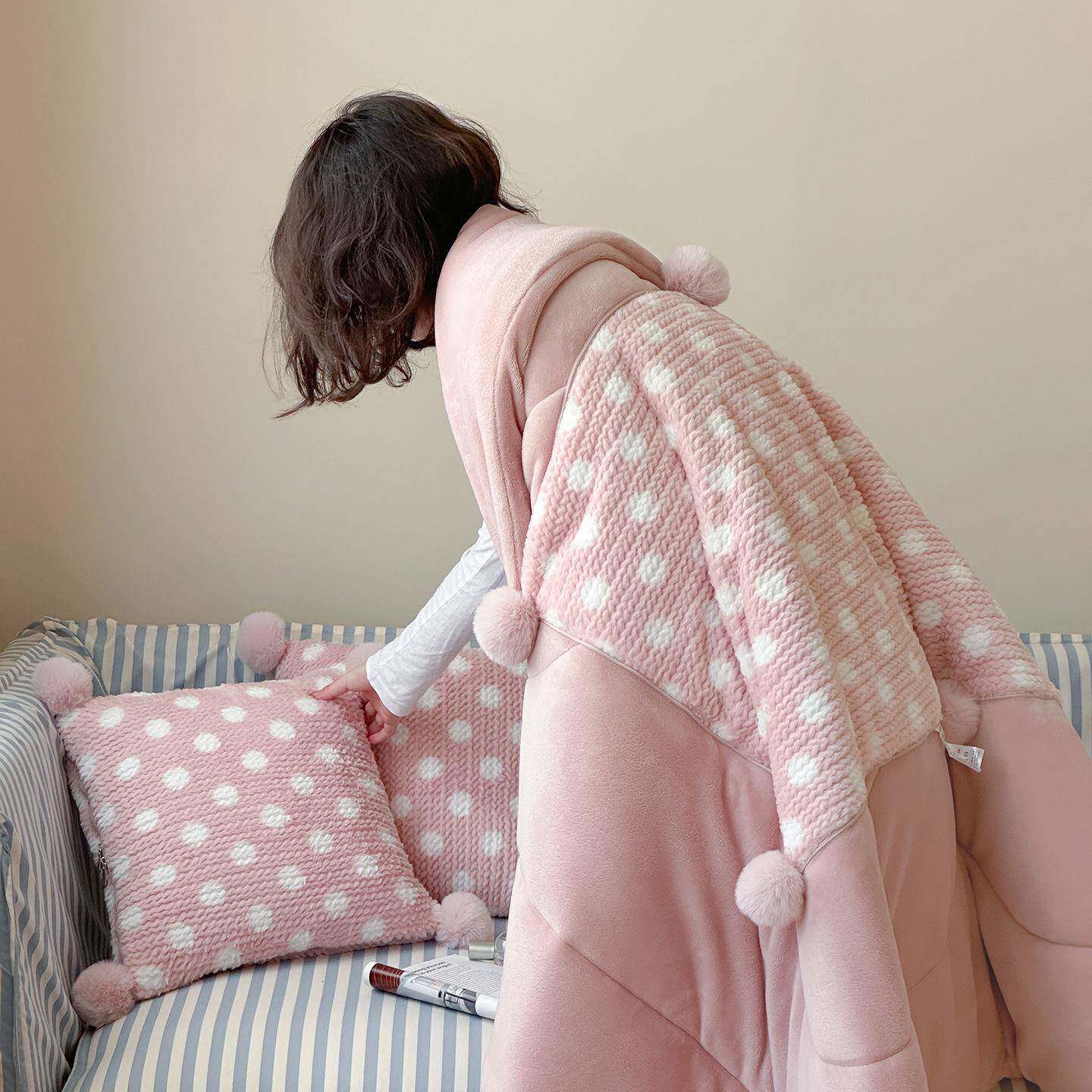 新款毛球抱枕被子两用加绒加厚法莱绒午休盖毯汽车内靠垫学生午睡