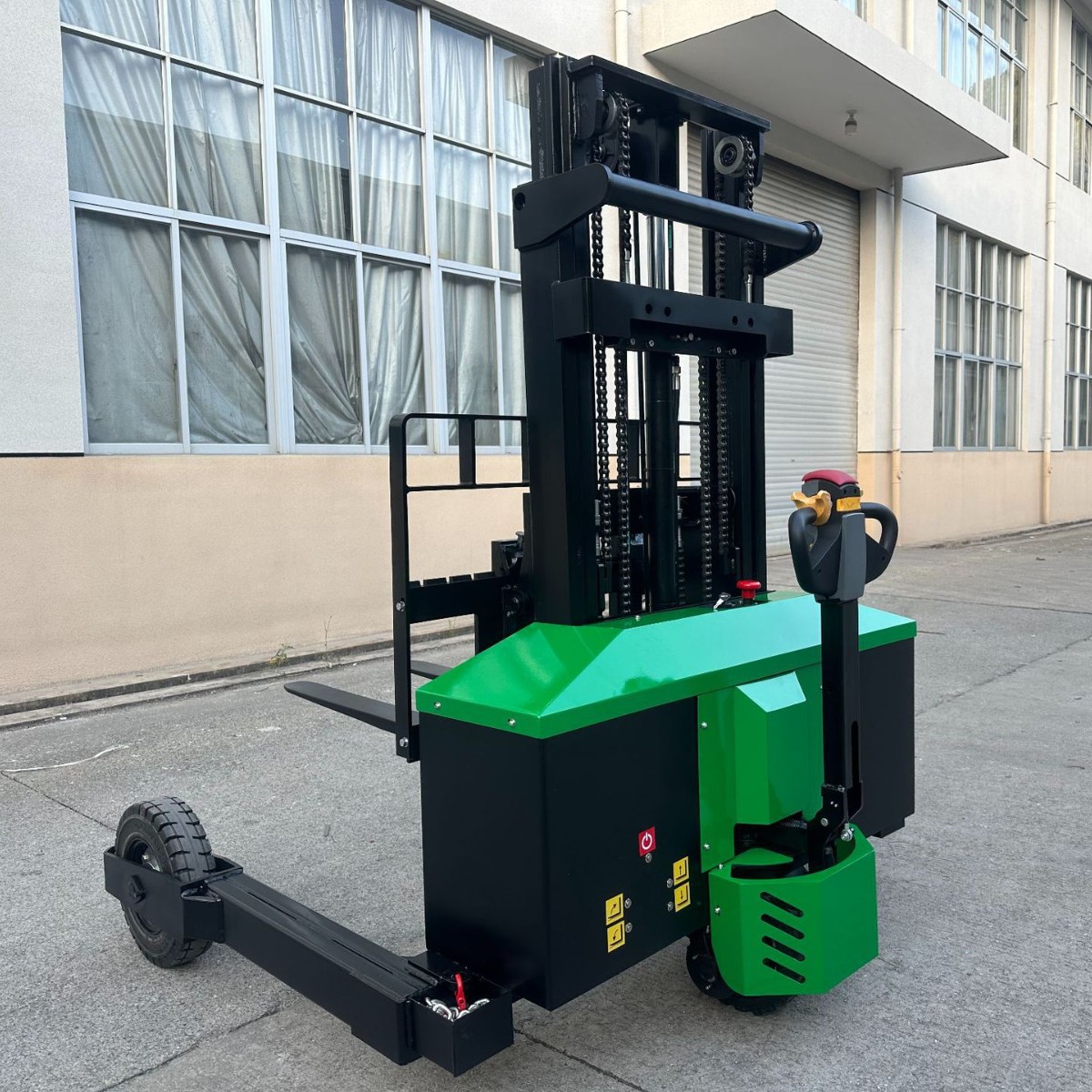 普尔夫1吨户外越野堆高车自体登高车随车电动叉车1.5吨升高装卸车