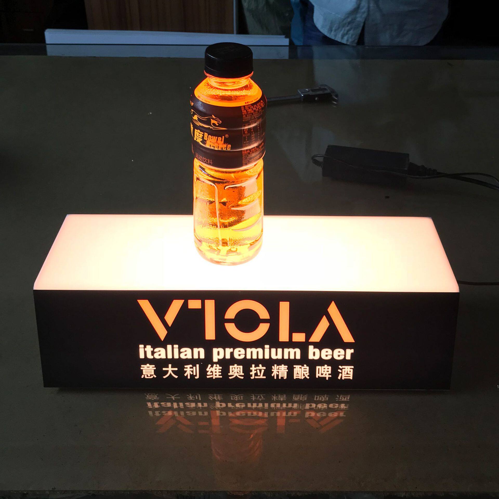 黄色发光酒座亚克力黄光啤酒座有机玻璃酒瓶展示座发光展示架