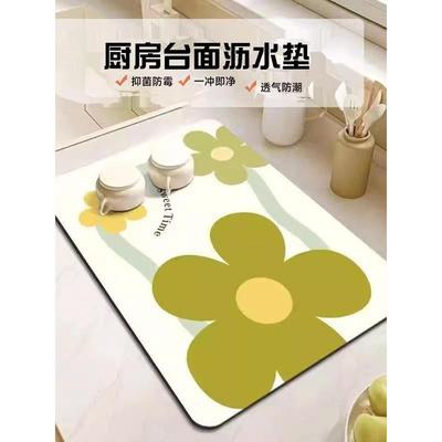 厨房洗好的碗筷放在沥水垫上，吸水不漏水，不怕台面湿漉漉瞭！