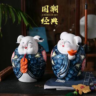 国家风青花复古瓷经典五福临门系列居精陶瓷摆件彩品绘猪RMQ猪存