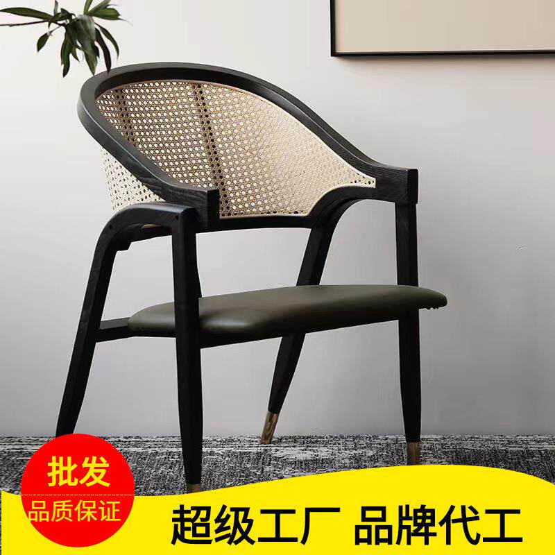 北欧实木藤编椅子餐厅扶手餐椅民宿酒店客房复古风橡胶木靠背餐椅