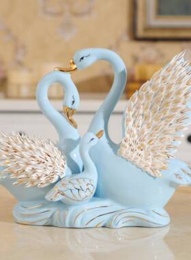 高档式陶瓷小天鹅情侣欧新婚结礼品家居婚房客厅视柜电创意装饰婚