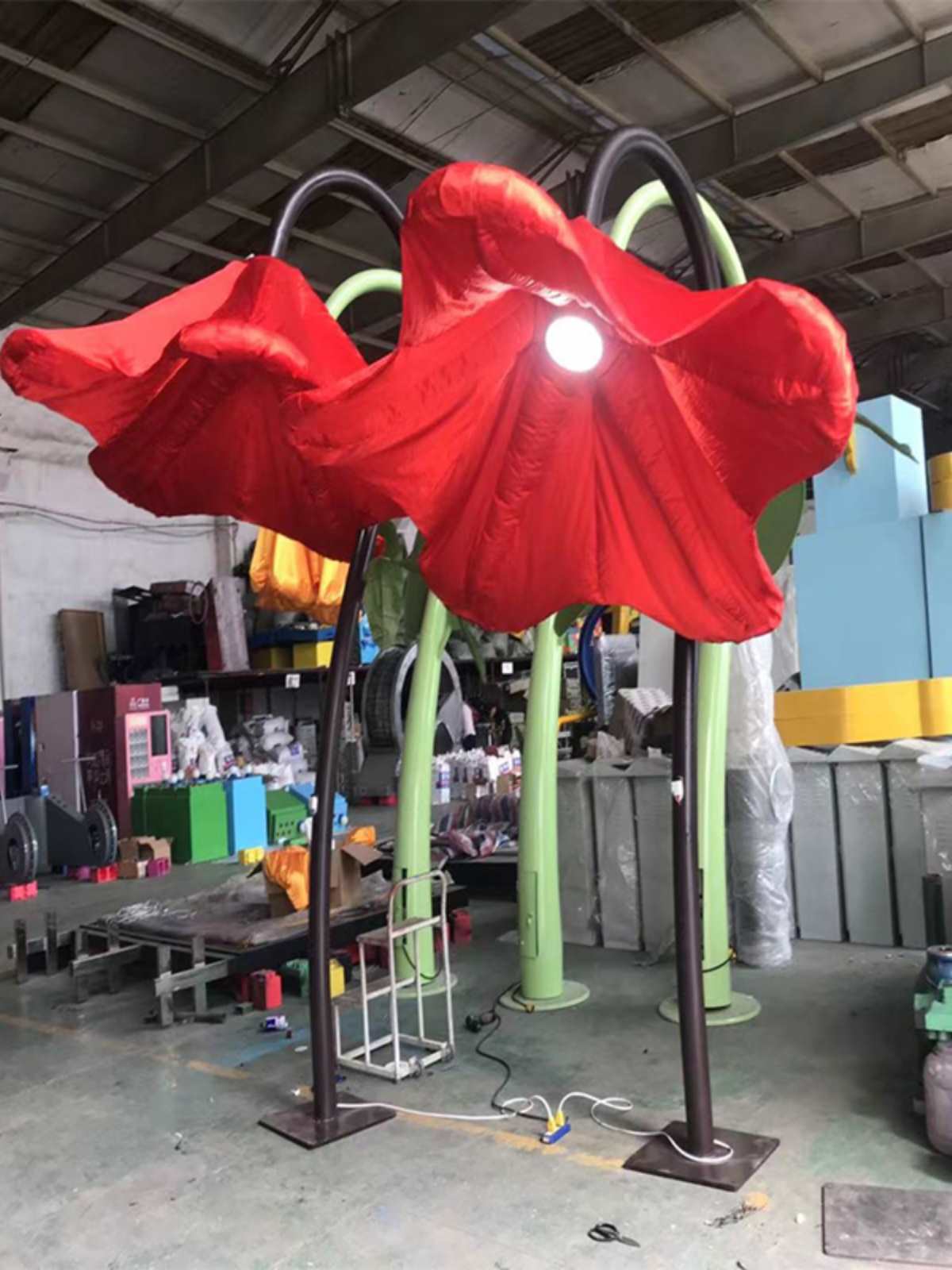 人体感应玫瑰喇叭花互动装置景区网红打卡美陈拍照会自动开合路灯