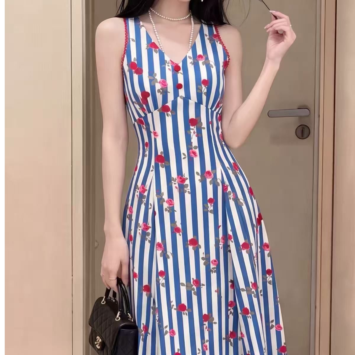 2026法式复古V领碎花连衣裙女夏季大码收腰显瘦长裙蓝色条纹裙子