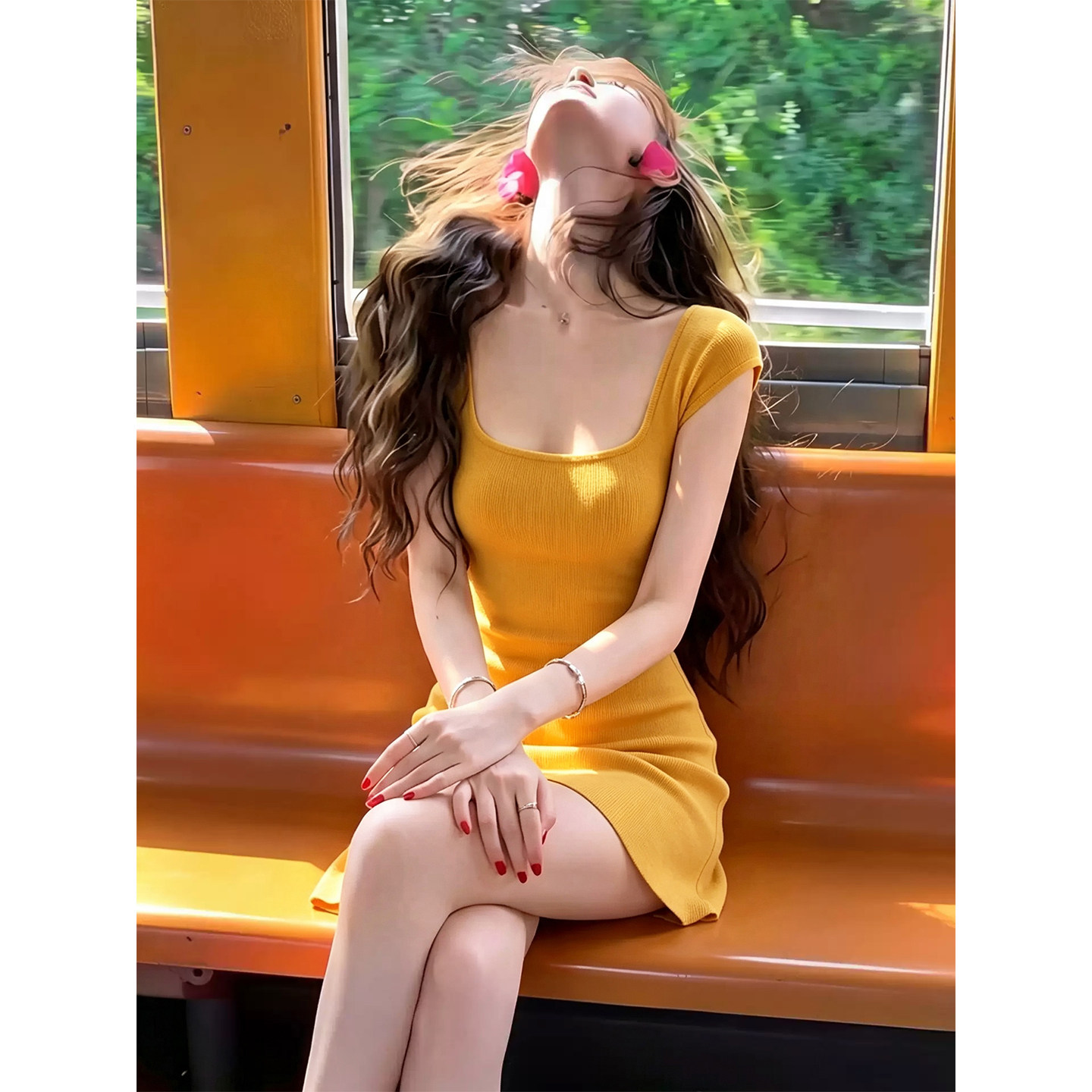 黄色绝美显瘦度假裙子女夏短款收腰多巴胺明媚小个子吊带连衣裙