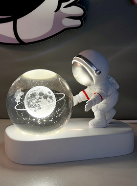 宇航员小夜灯水晶球桌面摆件高级感发光太空人电脑桌面装饰品礼物