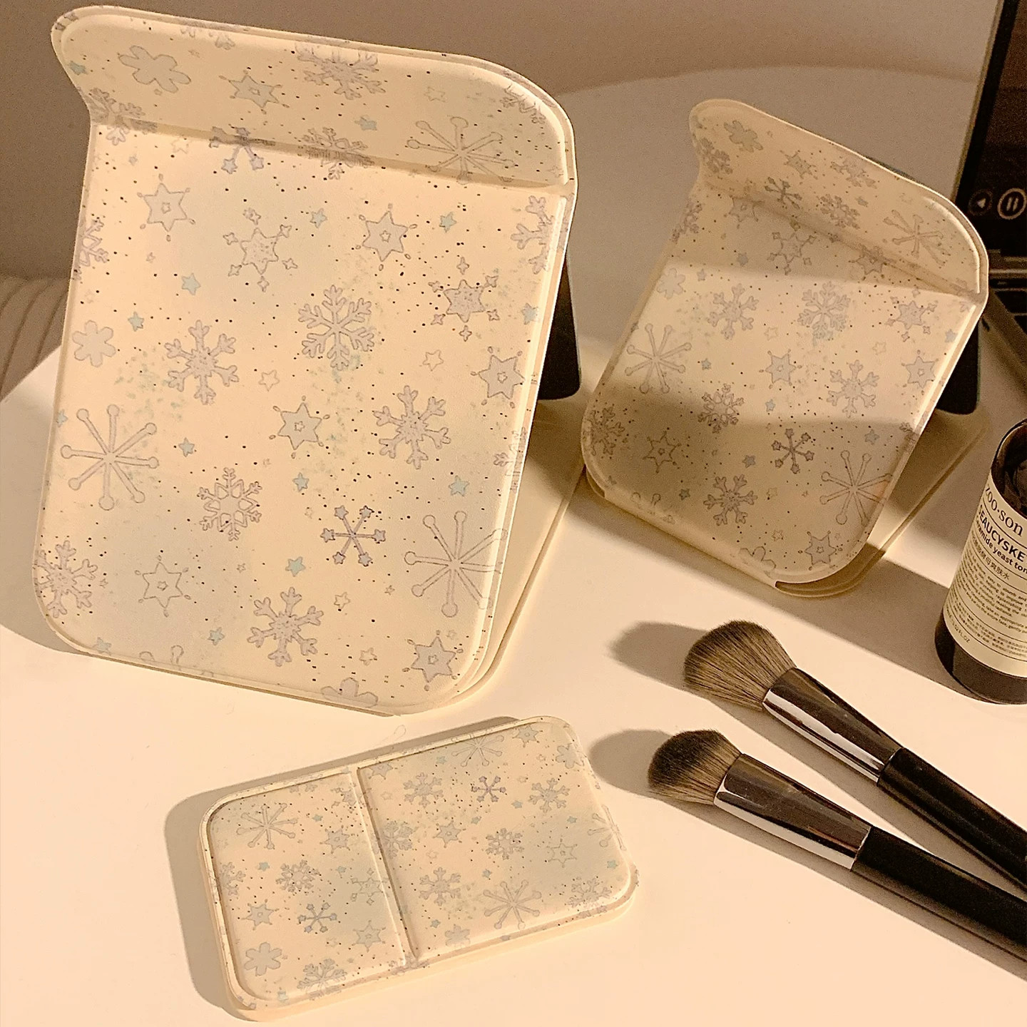 ins风冰蓝雪花折叠化妆镜女便携随身桌面可立家用梳妆小镜子学生