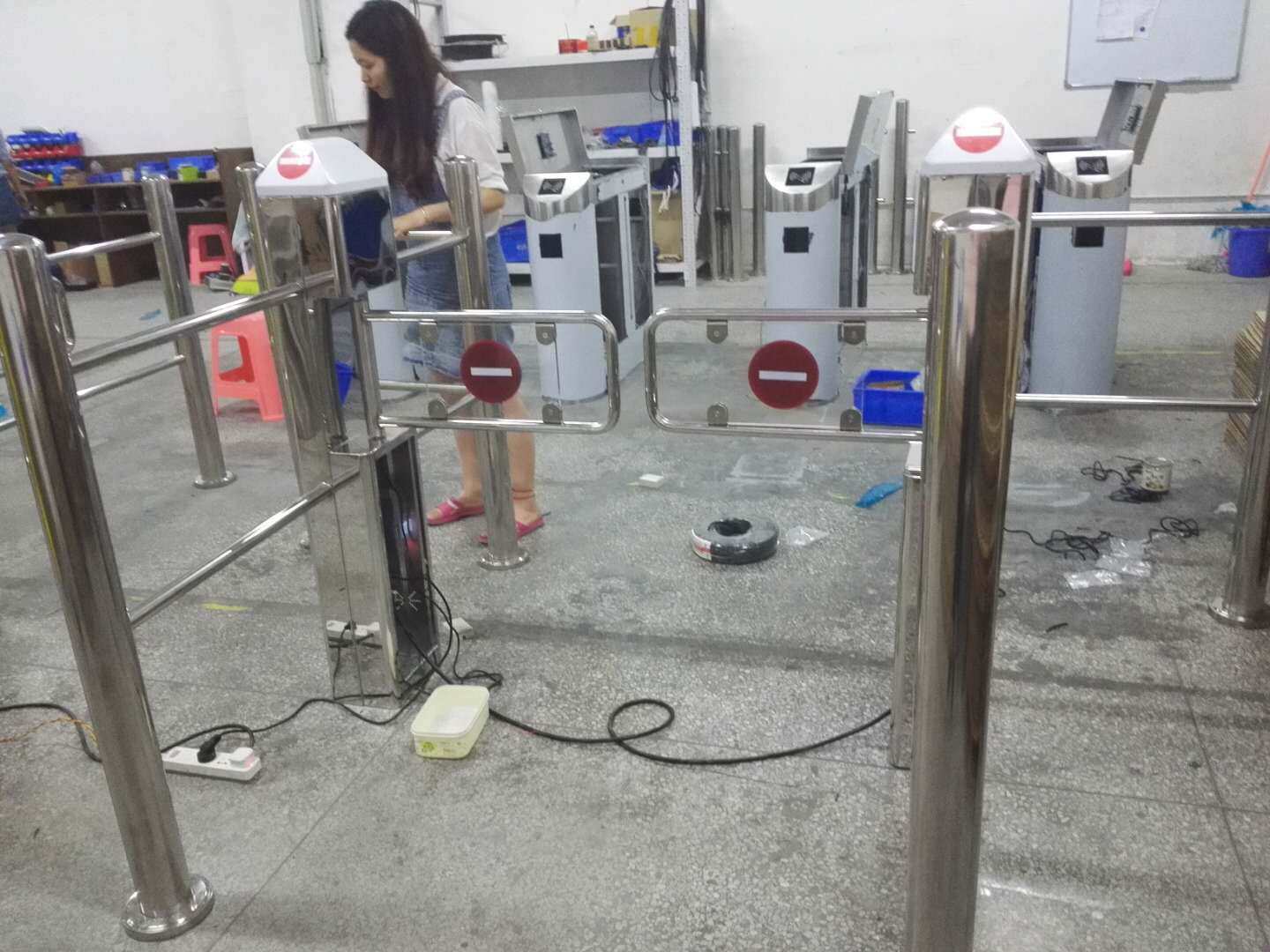 圆柱带灯红外感应单向门 智能进出口器闸机 四川服装店自动感应门