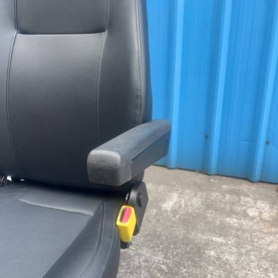 车汽大巴司机椅活动轮扶手自结皮装椅71077配件改加装座椅车载