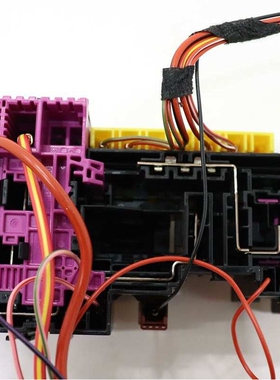 适用奔驰205 C180 C200 C260 C300 463 G500 G550 G63 保险丝盒